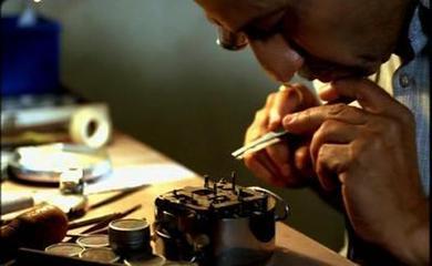 表萧邦维修中心（萧邦清洁缝隙灰尘）